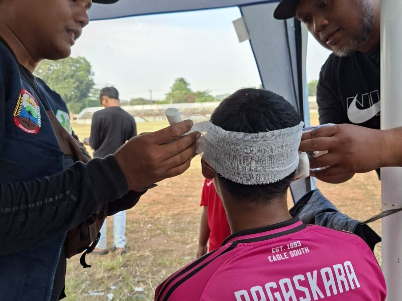Pelayanan P3K Piala Soeratin Cup Kabupaten Lampung Selatan di Stadion Raden Intan Kalianda  Deskripsi Album: