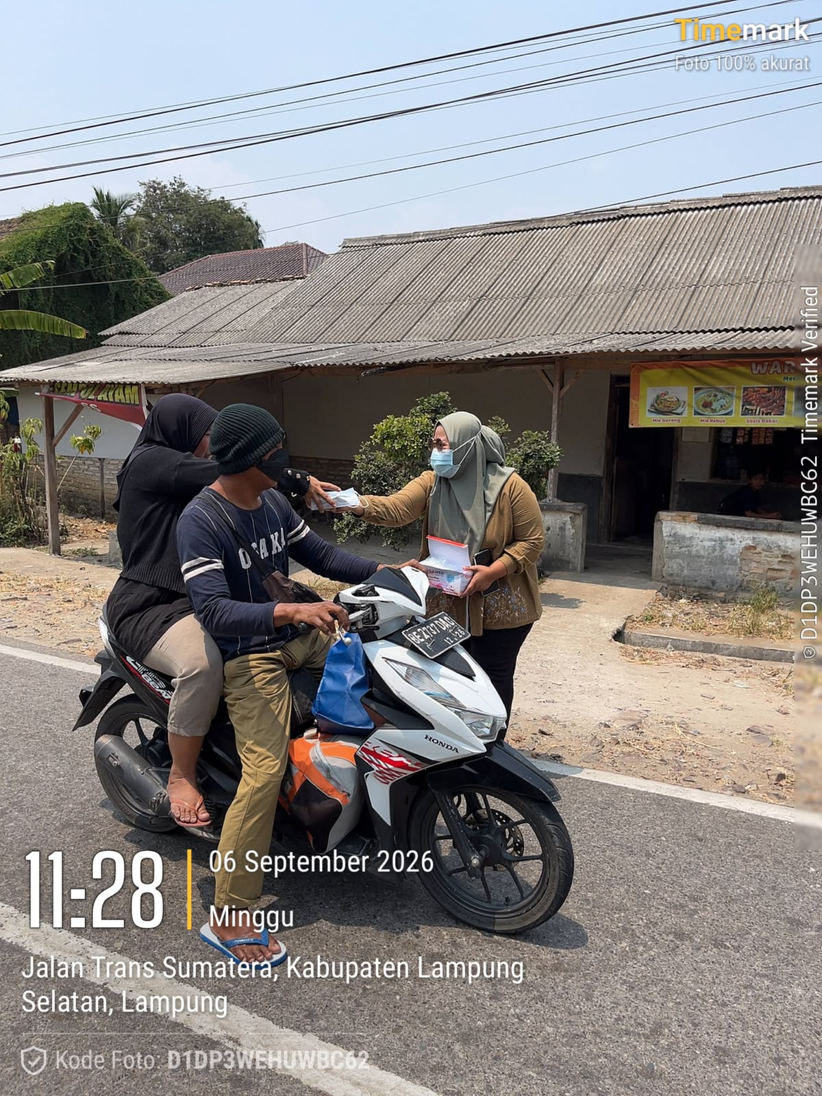 Aksi Siaga: Pembagian Masker Antisipasi Abu Vulkanik Gunung Anak Krakatau