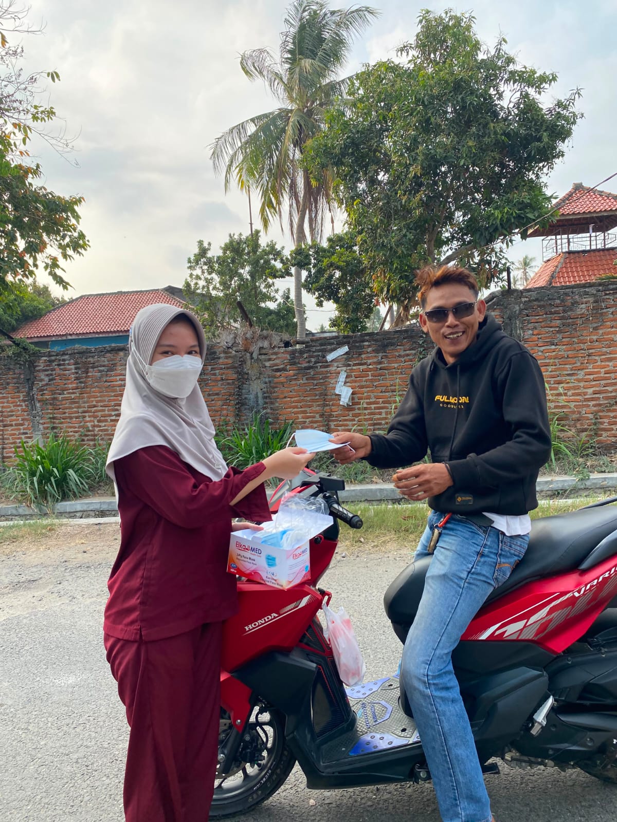 Aksi Siaga: Pembagian Masker Antisipasi Abu Vulkanik Gunung Anak Krakatau
